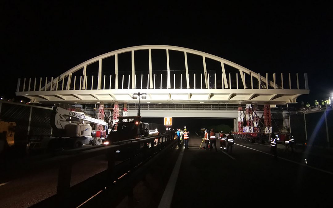 Posa in opera ponte ad arco sul fiume Adige e del sovrappasso autostradale